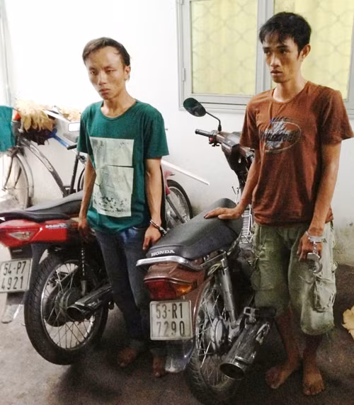 Hai tên trộm xe máy Phú và Bình tại cơ quan công an