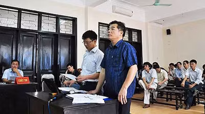Ông Nguyễn Đức Đông (áo trắng) trong vụ khởi kiện, yêu cầu Công an quận Cầu Giấy bồi thường quyết định xử phạt hành chính ông, tháng 11-2010