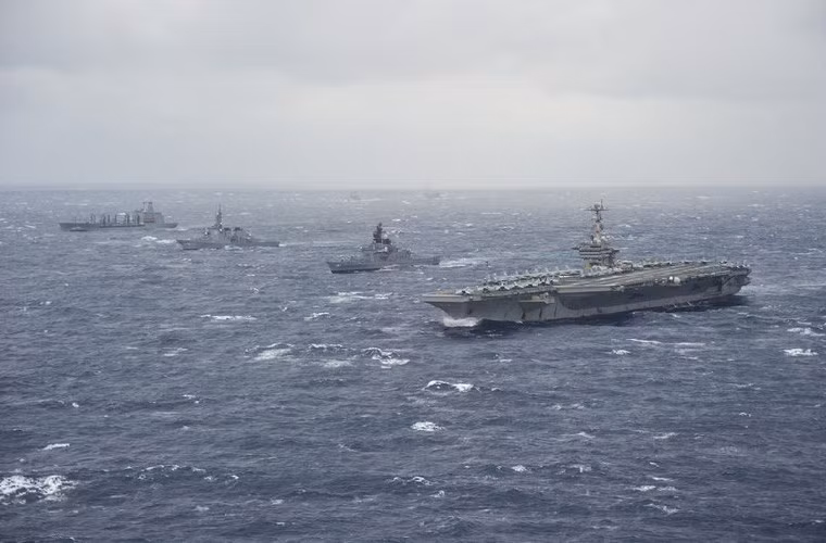 Các đội tàu chiến này cùng hợp thành tại khu vực gần đảo Okinawa trong điều kiện thời tiết xấu, có mưa, nhiều mây, biển động
