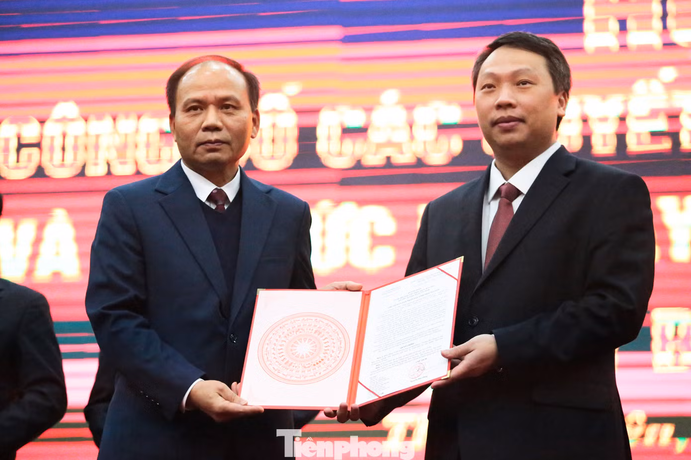 Ông Lê Kim Phúc (trái) nhận quyết định. Ảnh: Hân Nguyễn.