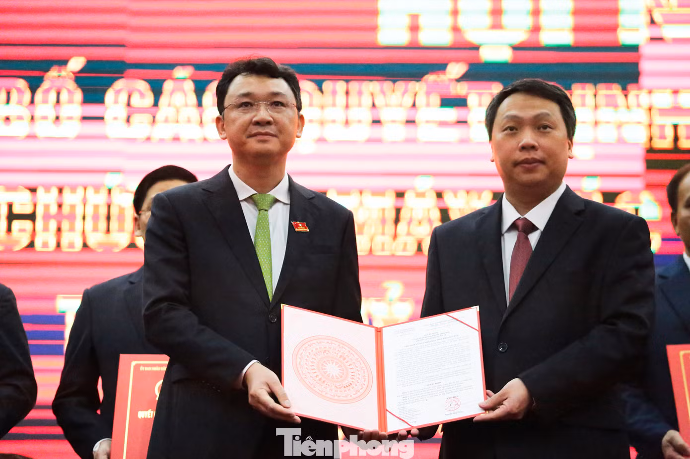 Ông Nguyễn Quốc Hữu (trái) nhận quyết định bổ nhiệm chức vụ giám đốc Sở Nội vụ tỉnh Thái Nguyên sau sắp xếp. Ảnh: Hân Nguyễn.