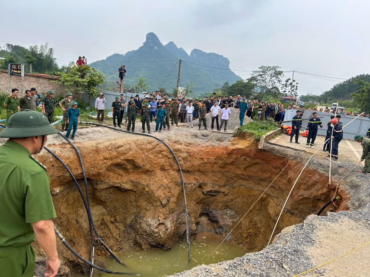 Bơm rút nước tìm kiếm nạn nhân.