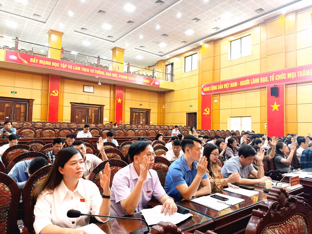 Đại biểu HĐND tỉnh Bắc Kạn biểu quyết thông qua Nghị quyết sáp nhập tỉnh và sắp xếp cấp xã. Đại biểu HĐND tỉnh Bắc Kạn biểu quyết thông qua Nghị quyết sáp nhập tỉnh và sắp xếp cấp xã.