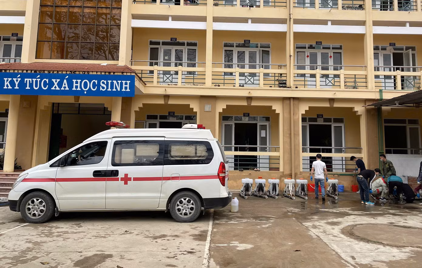 Lực lượng y tế tiến hành phun khử khuẩn tại ổ dịch.