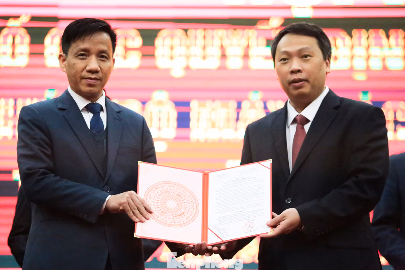 Ông Đặng Văn Huy (trái) giữ chức vụ giám đốc Sở Nông nghiệp và Môi trường tỉnh Thái Nguyên. Ảnh: Hân Nguyễn.
