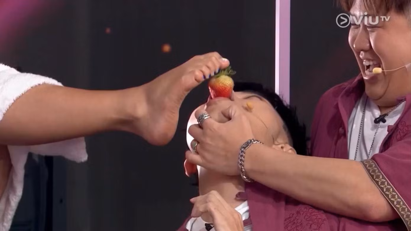 Thí sinh được yêu cầu đút trái cây cho giám khảo bằng chân.