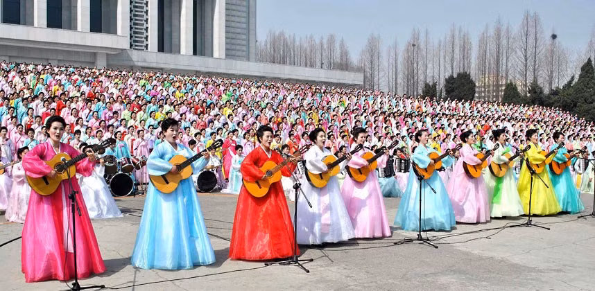 Hàng trăm nữ diễn viên duyệt đánh đàn cho lễ kỷ niệm 100 năm ngày sinh cố chủ tịch Kim Nhật Thành. Ảnh: Telegraph.