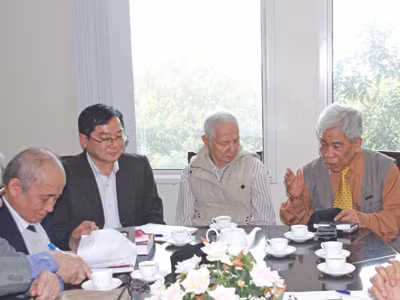 Nhà văn Bùi Ngọc Tấn (bìa phải) trong cuộc gặp tại báo Tiền Phong 3/2013