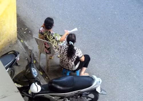 Phe vé xuất hiện ở cửa sân Hàng Đẫy, Hà Nội ngay sau khi vé được phát hành. Ảnh: MH