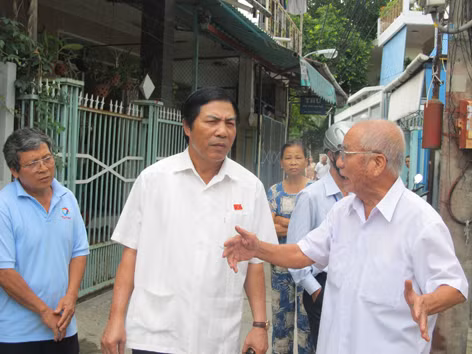 Ông Nguyễn Bá Thanh xuống hiện trường tìm hiểu ngay sau cuộc họp ở quận Hải Châu ảnh: Nam Cường