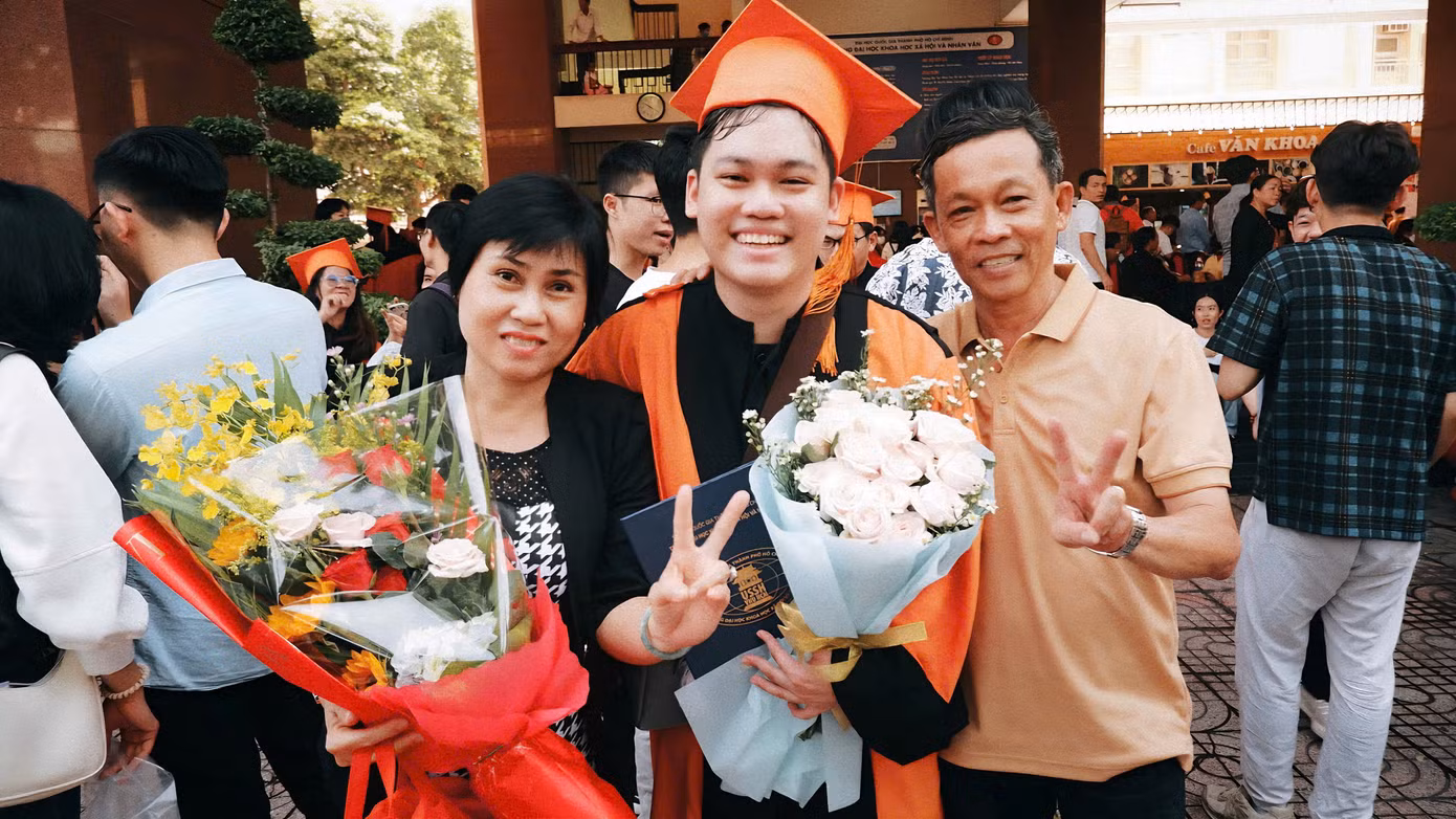 Bá Toàn cùng gia đình lưu giữ kỷ niệm trong ngày tốt nghiệp đại học. Bá Toàn cùng gia đình lưu giữ kỷ niệm trong ngày tốt nghiệp đại học.