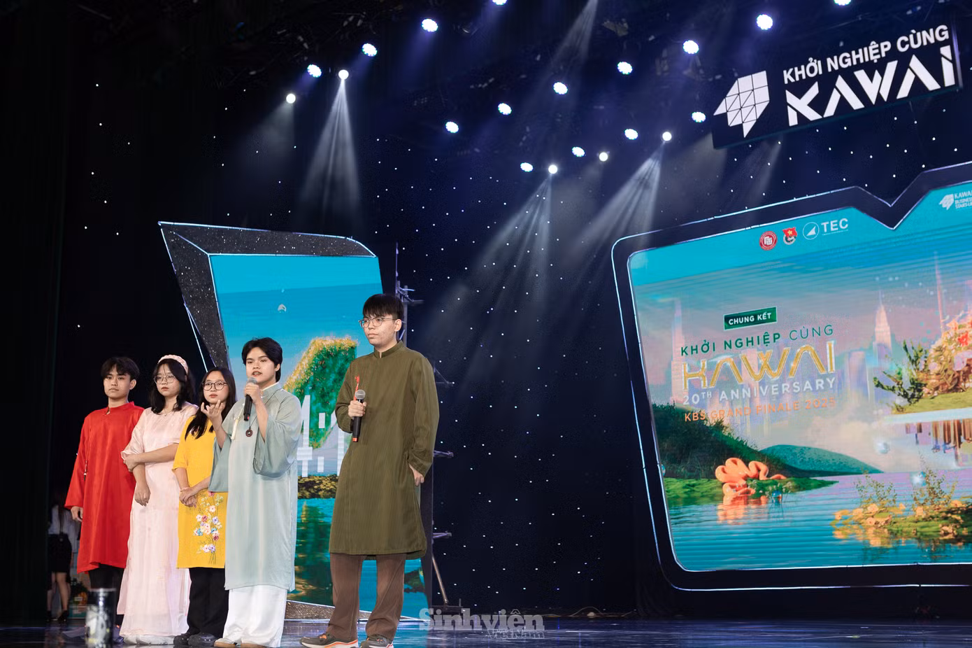 Đêm chung kết đã diễn ra đầy kịch tính qua 03 vòng thi đầy thử thách. Top 05 đội thi lần lượt trình bày mô hình kinh doanh ở vòng "Startup Showcase", trước khi Top 03 bước vào phần phản biện trực tiếp đầy căng thẳng trong vòng "Critical Questioning". Vòng thi cuối cùng và cũng là điểm nhấn của năm nay, "Crisis Management", đã yêu cầu 03 đội xuất sắc nhất phải giải quyết một tình huống khủng hoảng giả lập, qua đó thể hiện bản lĩnh của những nhà lãnh đạo thực thụ.