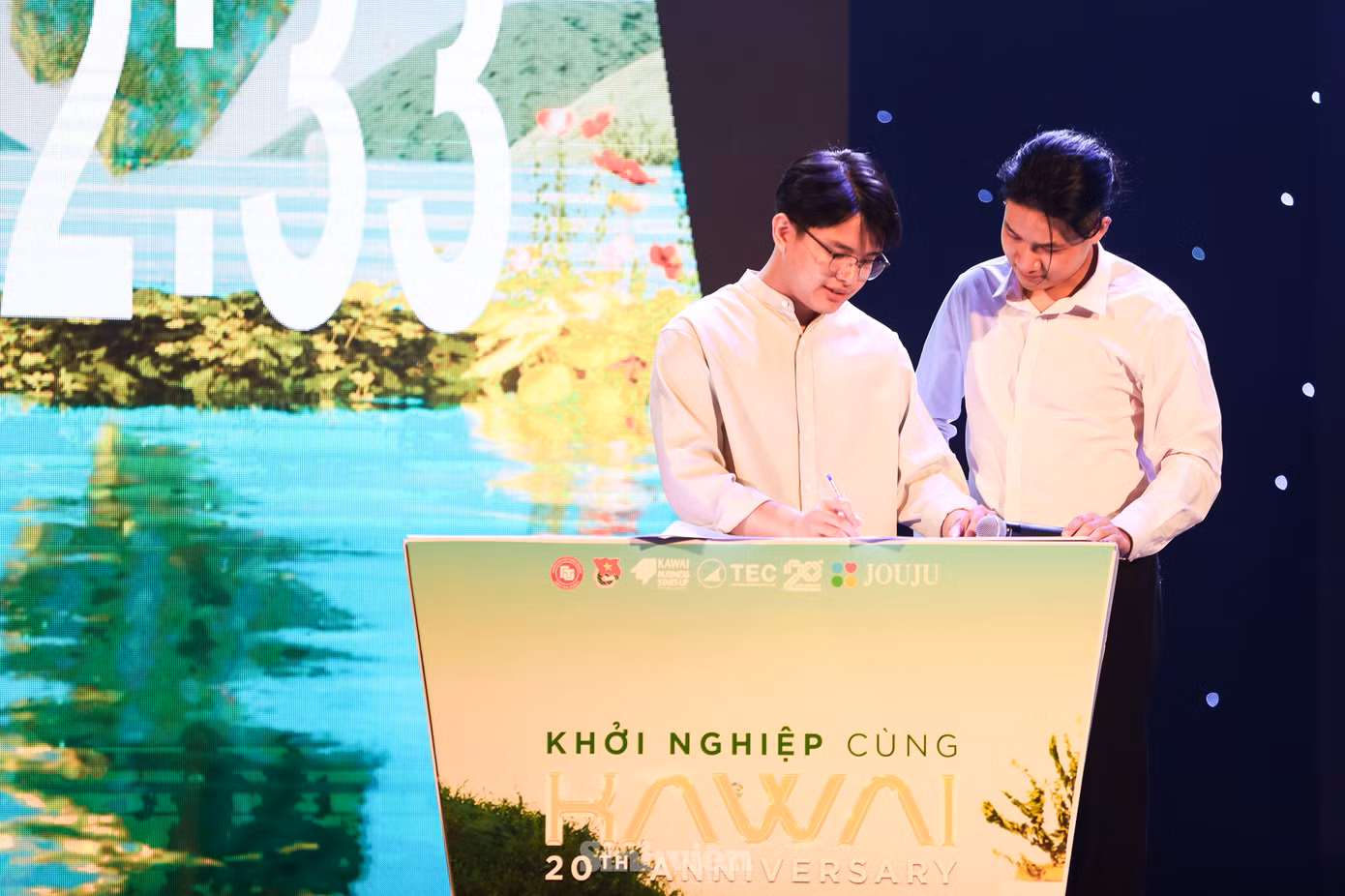 Nền tảng của Thinkmay giải quyết trực tiếp nỗi đau của rất nhiều người dùng khi bị giới hạn bởi các thiết bị phần cứng đắt đỏ. Giờ đây, các tác vụ nặng như thiết kế đồ họa, lập trình chuyên sâu, dựng phim hay chơi game cấu hình cao đều có thể thực hiện mượt mà thông qua đám mây. Nền tảng này nổi bật nhờ khả năng tương thích đa nền tảng, cho phép người dùng truy cập và làm việc từ máy tính Windows, Mac, điện thoại iOS, Android, hay thậm chí trực tiếp trên trình duyệt web mà không cần cài đặt phức tạp.