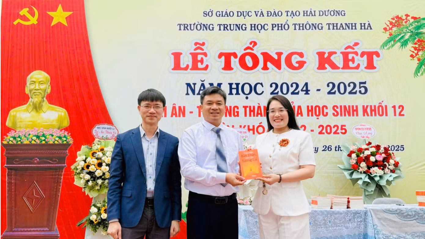 Tác giả, nhà báo Nguyễn Tuấn Anh và bà Nguyễn Mến - cố vấn nội dung cuốn sách Thấu hiểu bản thân, làm chủ tương lai - tặng sách ông Lê Xuân Nguyên – Hiệu trưởng Trường THPT Thanh Hà. Tác giả, nhà báo Nguyễn Tuấn Anh và bà Nguyễn Mến - cố vấn nội dung cuốn sách Thấu hiểu bản thân, làm chủ tương lai - tặng sách ông Lê Xuân Nguyên – Hiệu trưởng Trường THPT Thanh Hà.