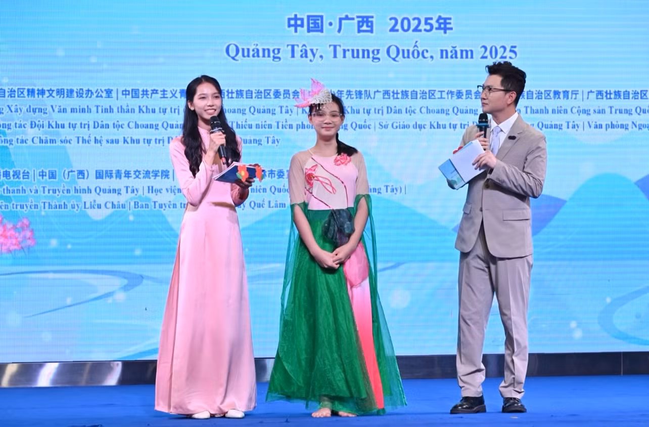MC chương trình “Tay nắm tay” Thiếu nhi Việt Nam-Trung Quốc (Quảng Tây) năm 2025.