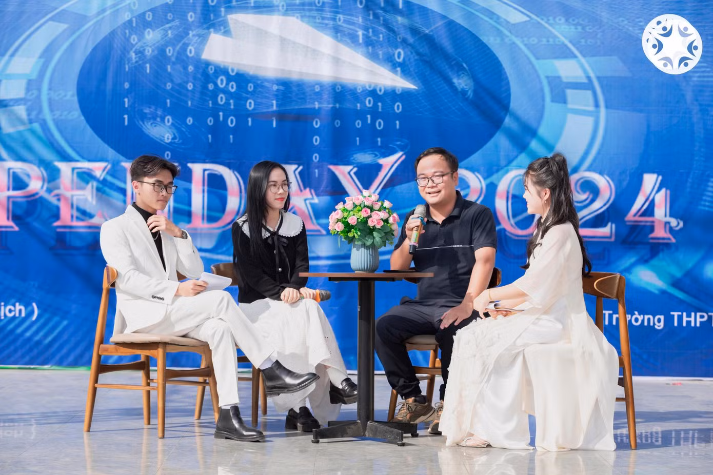 Các diễn giả giao lưu, chia sẻ cùng các bạn học sinh (Ảnh: BTC)