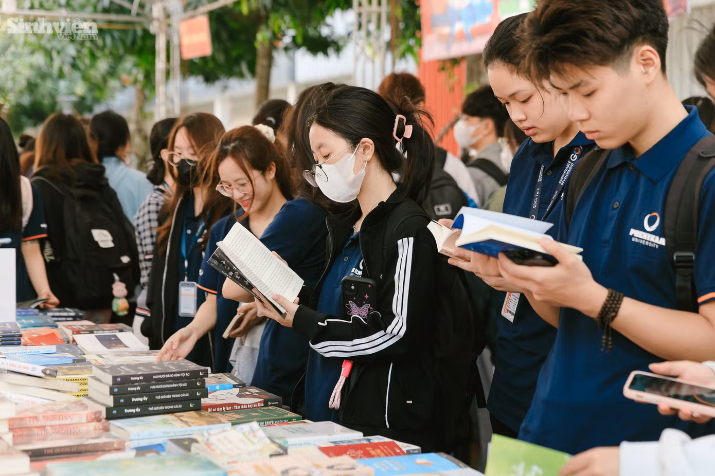 Tiến sĩ Lê Anh Sơn bày tỏ mong muốn rằng mỗi sinh viên của Đại học Phenikaa sẽ tìm thấy những câu chuyện ý nghĩa cho riêng mình trong từng trang sách, khám phá ra những khía cạnh mới của bản thân và nuôi dưỡng những ước mơ, hoài bão vượt ra khỏi những giới hạn của giảng đường. Ngày hội Sách và Văn hoá Đọc tạo ra một không gian mở, nơi sinh viên không chỉ được tiếp cận với hàng trăm đầu sách quý giá mà còn có cơ hội tham gia vào một chuỗi các hoạt động tương tác phong phú và đa dạng. Các hoạt động bao gồm tọa đàm với diễn giả uy tín, trao đổi sách giữa các độc giả, và các hoạt động nghệ thuật, sáng tạo.