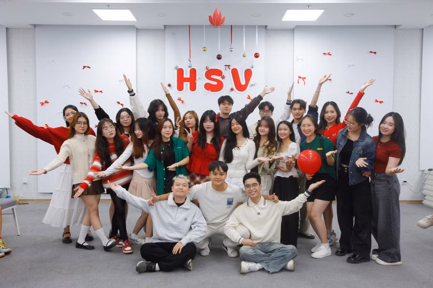 Nguyễn Thị Khuyên (áo đỏ, đứng giữa) cùng Ban đối ngoại của Hội Sinh viên Học viện.