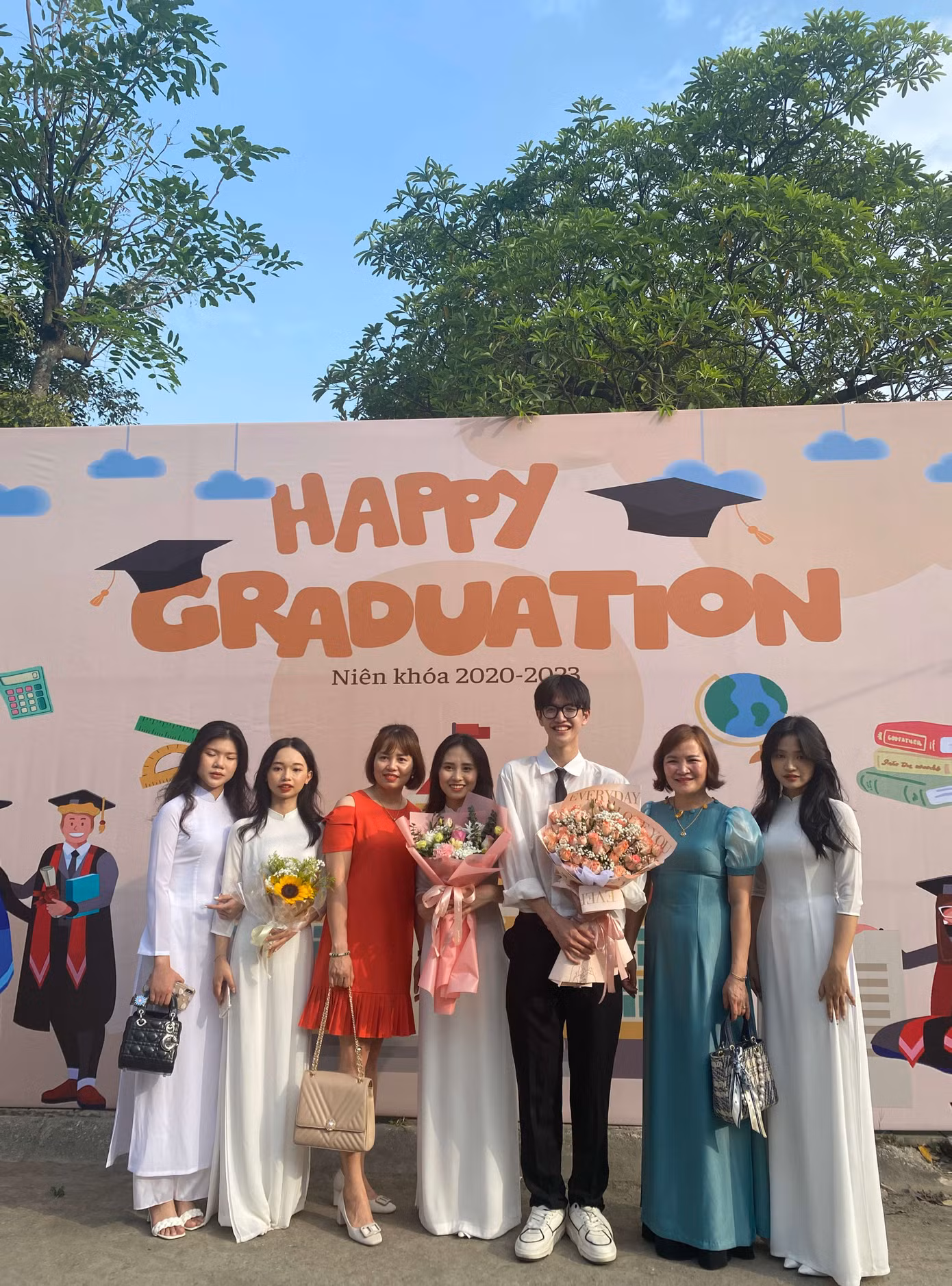 Trên hành trình trưởng thành của bản thân, Trung vô cùng biết ơn gia đình luôn bên cạnh ủng hộ, cổ vũ Trung. Còn có những người bạn, những follower đã luôn đồng hành từng bước chân cùng Trung.