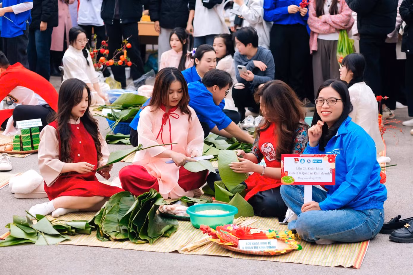 Sinh viên Trường Đại học Hải Phòng tham gia “Ngày hội Gói bánh chưng và Giao lưu sinh viên quốc tế nhân dịp Tết Nguyên Đán Ất Tỵ 2025”. (Nguồn: Trường Đại học Hải Phòng) Sinh viên Trường Đại học Hải Phòng tham gia “Ngày hội Gói bánh chưng và Giao lưu sinh viên quốc tế nhân dịp Tết Nguyên Đán Ất Tỵ 2025”. (Nguồn: Trường Đại học Hải Phòng)