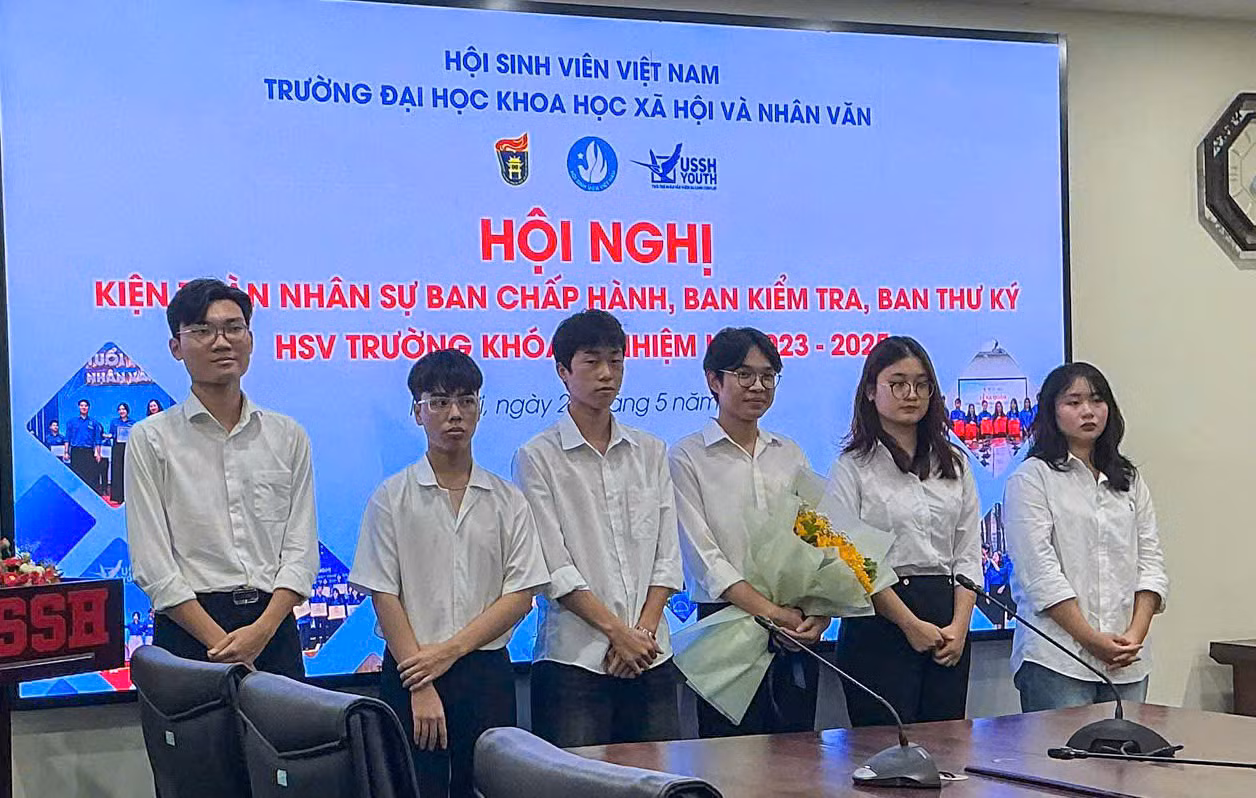 Hà Thành (cầm hoa) trúng cử vào Ban Chấp hành Hội Sinh viên Trường Đại học Khoa học Xã hội và Nhân văn.