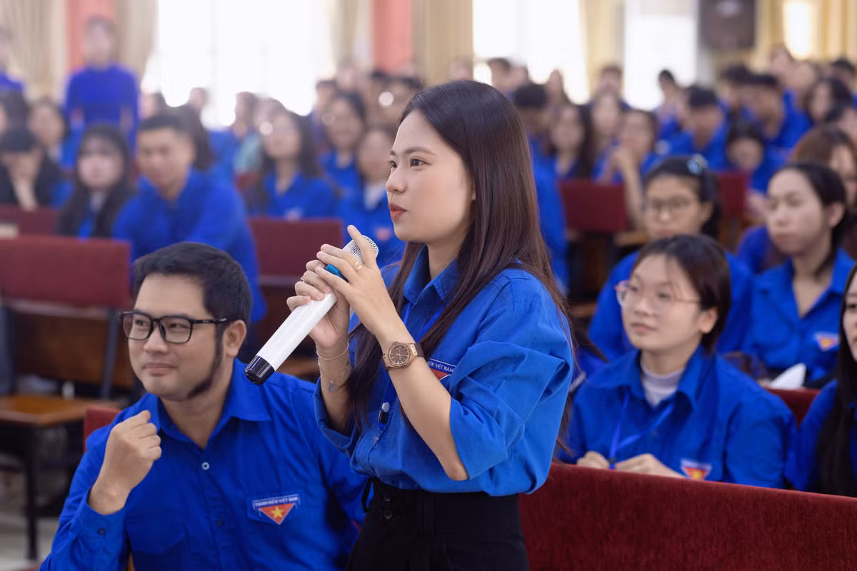 Hoàng Ngân tham gia đóng góp ý kiến tại cuộc họp Đoàn Thanh niên. Hoàng Ngân tham gia đóng góp ý kiến tại cuộc họp Đoàn Thanh niên.