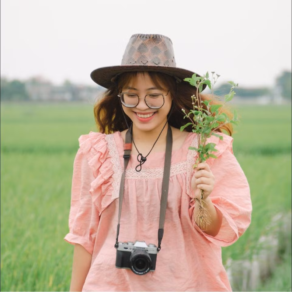 Tình yêu nước của giới trẻ ngày nay không chỉ thể hiện qua các dịp lễ lớn mà còn được bày tỏ một cách âm thầm nhưng bền bỉ trong đời sống hàng ngày. Tình yêu nước của giới trẻ ngày nay không chỉ thể hiện qua các dịp lễ lớn mà còn được bày tỏ một cách âm thầm nhưng bền bỉ trong đời sống hàng ngày.