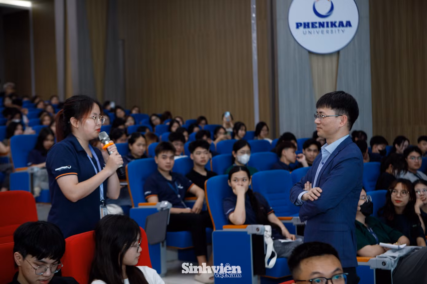 Diễn giả, nhà báo Nguyễn Tuấn Anh đã truyền cảm hứng cho gần 1.000 sinh viên tại chương trình bằng những chia sẻ tâm huyết về học tập suốt đời, khả năng thích ứng linh hoạt trước sự đổi mới không ngừng và ứng dụng khoa học công nghệ trong học tập và công việc. Anh cũng dành nhiều thời gian đề lắng nghe và trao đổi với các bạn sinh viên Đại học Phenikaa.