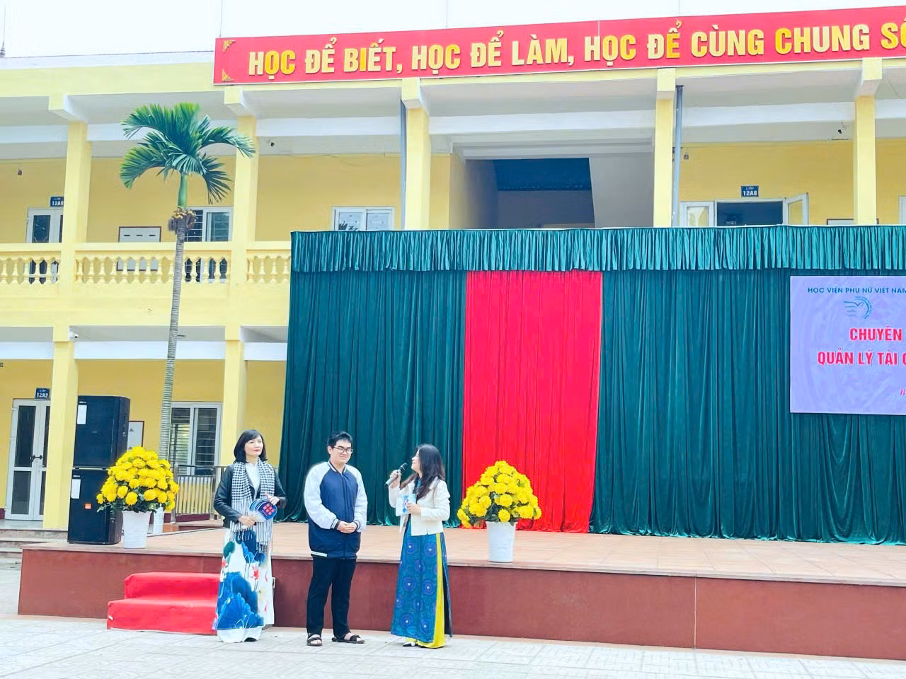 TS. Nguyễn Thị Huyền Nhung, TS Phạm Thị Nhạn – giảng viên Bộ môn Quản trị Du lịch và Lữ hành, Khoa Quản trị kinh doanh, Học viện Phụ nữ Việt Nam đang hướng dẫn học sinh thực hành chuyên đề ngay tại sân trường. Ảnh: Hoài An TS. Nguyễn Thị Huyền Nhung, TS Phạm Thị Nhạn – giảng viên Bộ môn Quản trị Du lịch và Lữ hành, Khoa Quản trị kinh doanh, Học viện Phụ nữ Việt Nam đang hướng dẫn học sinh thực hành chuyên đề ngay tại sân trường. Ảnh: Hoài An