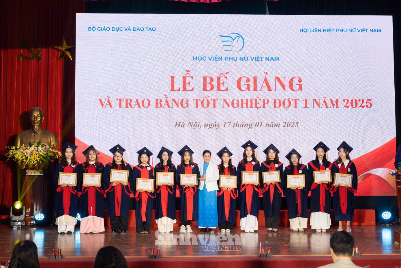 PGS.TS Dương Kim Anh - Phó Giám đốc Học viện và ThS Hà Thị Thanh Vân khen thưởng các sinh viên có thành tích xuất sắc trong công tác Đoàn, cán bộ lớp tiêu biểu.