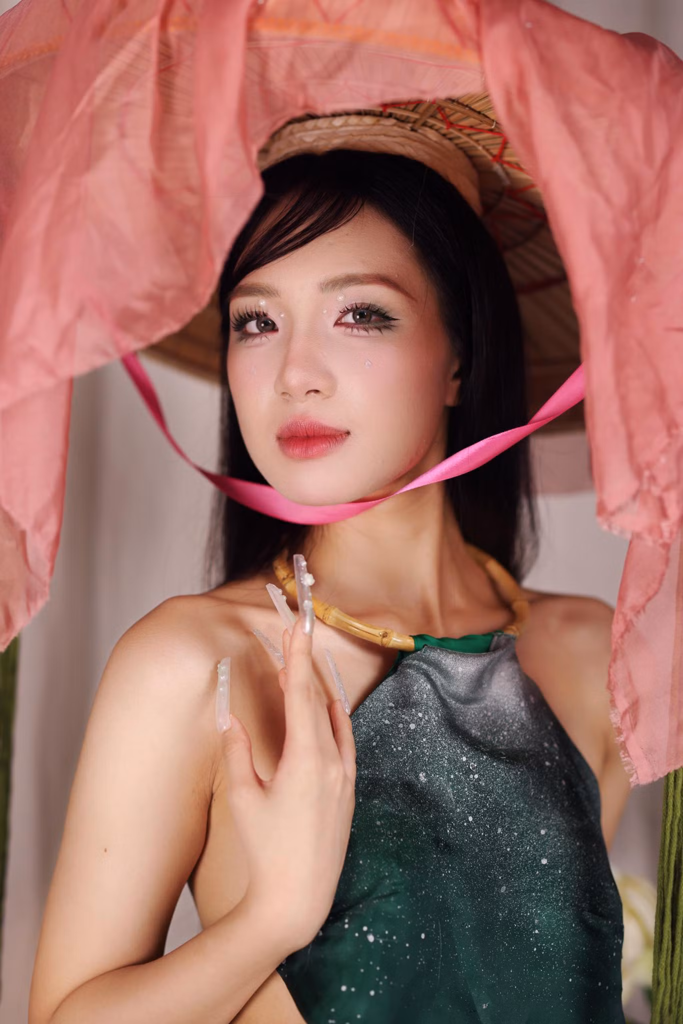 Giang Thanh tốt nghiệp chuyên ngành Quản lý văn hóa, Trường Đại học Văn hóa Hà Nội.