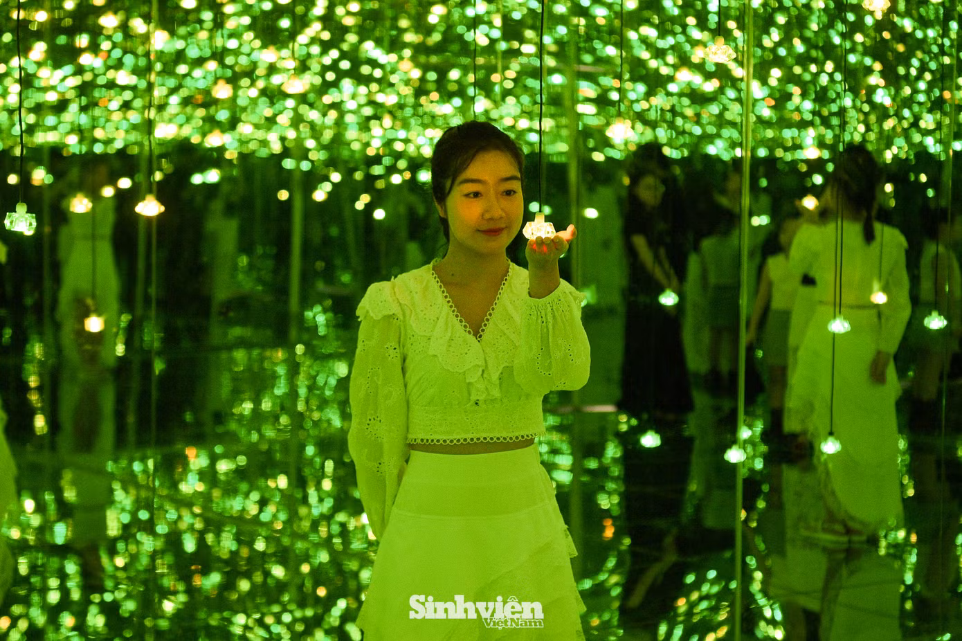 "Cơn sốt" Starry Sky Museum đang càn quét các trang mạng xã hội, đặc biệt là TikTok. Hàng loạt video và bài đăng đã chứng minh sức hút khó cưỡng của không gian ánh sáng tại triển lãm, nơi các bạn trẻ có thể "bỏ túi" vô vàn góc chụp ảnh sáng tạo và mãn nhãn.