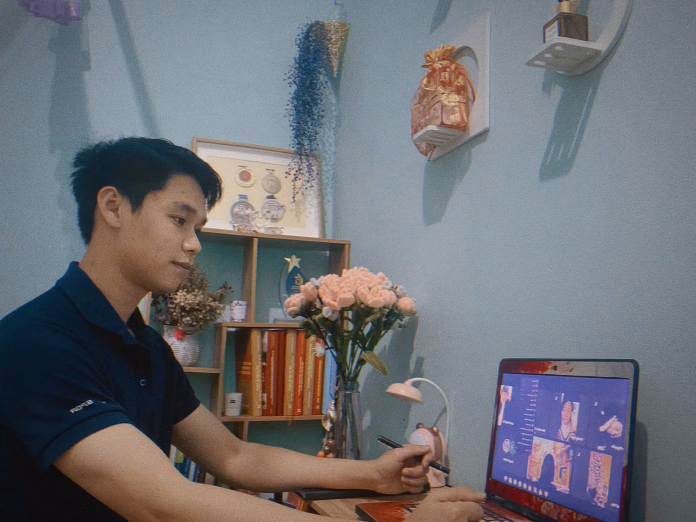 Anh Linh vẫn miệt mài ghi hình bài giảng, giải đáp thắc mắc, cập nhật tài liệu ôn tập cho học sinh của mình. Anh Linh vẫn miệt mài ghi hình bài giảng, giải đáp thắc mắc, cập nhật tài liệu ôn tập cho học sinh của mình.