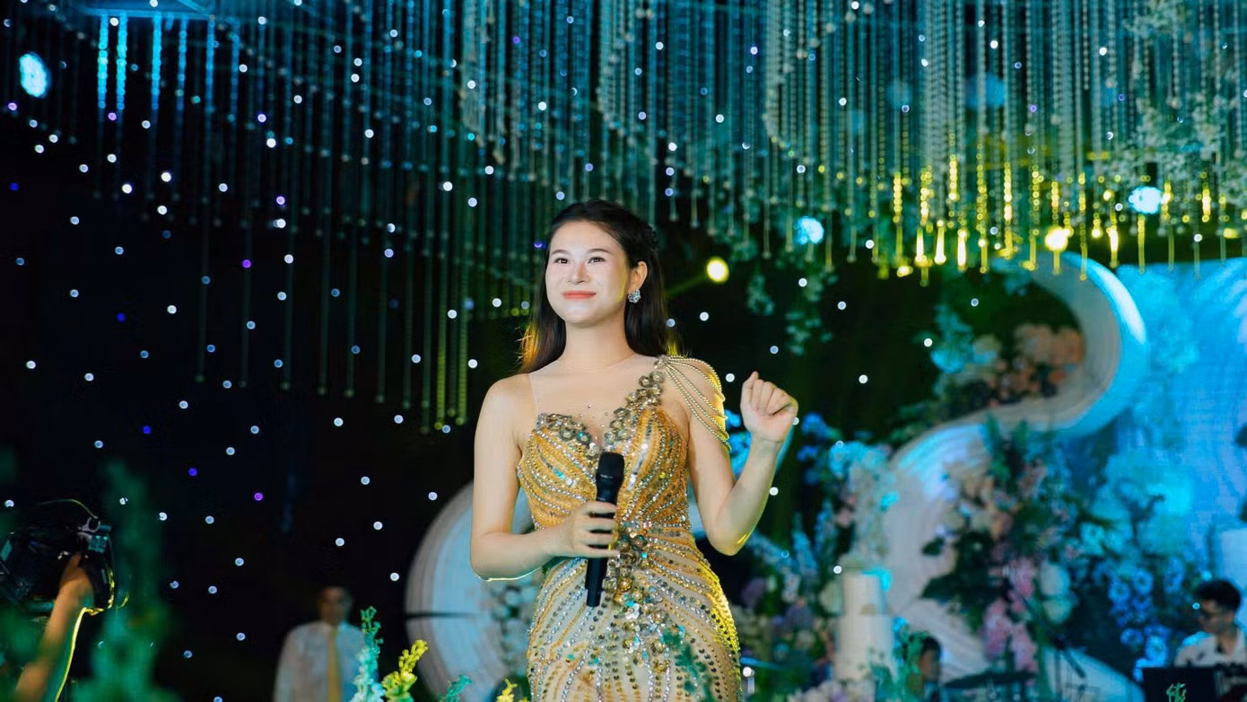 Chiếc micro – bạn đồng hành suốt 9 năm tuổi nghề. Với Hoài Thương, đó không đơn thuần là thiết bị biểu diễn, mà là “chìa khóa” mở lối kết nối cảm xúc giữa người nói và người nghe.