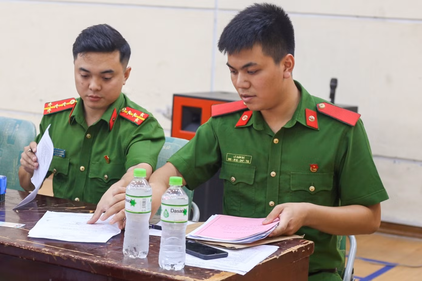 Xuân Đạt (bên phải) cùng Đại úy Nguyễn Văn Nhất - người truyền lửa cho chàng trai trong các hoạt động phong trào. Xuân Đạt (bên phải) cùng Đại úy Nguyễn Văn Nhất - người truyền lửa cho chàng trai trong các hoạt động phong trào.