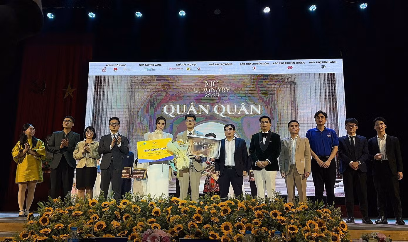 Khoảnh khắc được đứng trên sân khấu vinh danh đầy đáng nhớ của nam Quán quân MC Luminary 2025. Khoảnh khắc được đứng trên sân khấu vinh danh đầy đáng nhớ của nam Quán quân MC Luminary 2025.