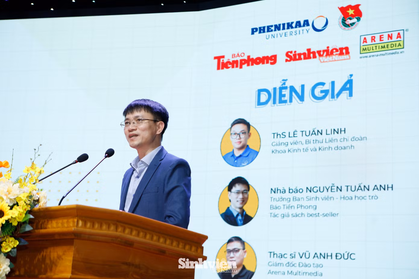 Nhà báo Nguyễn Tuấn Anh phát biểu khai mạc toạ đàm Sinh viên trước ngưỡng cửa tự lập thuộc chuỗi chương trình hướng nghiệp “Trường học hay Trường đời" do Báo Tiền Phong phối hợp cùng Đoàn TNCS Hồ Chí Minh Đại học Phenikaa, Hệ thống Đào tạo Arena Multimedia tổ chức.