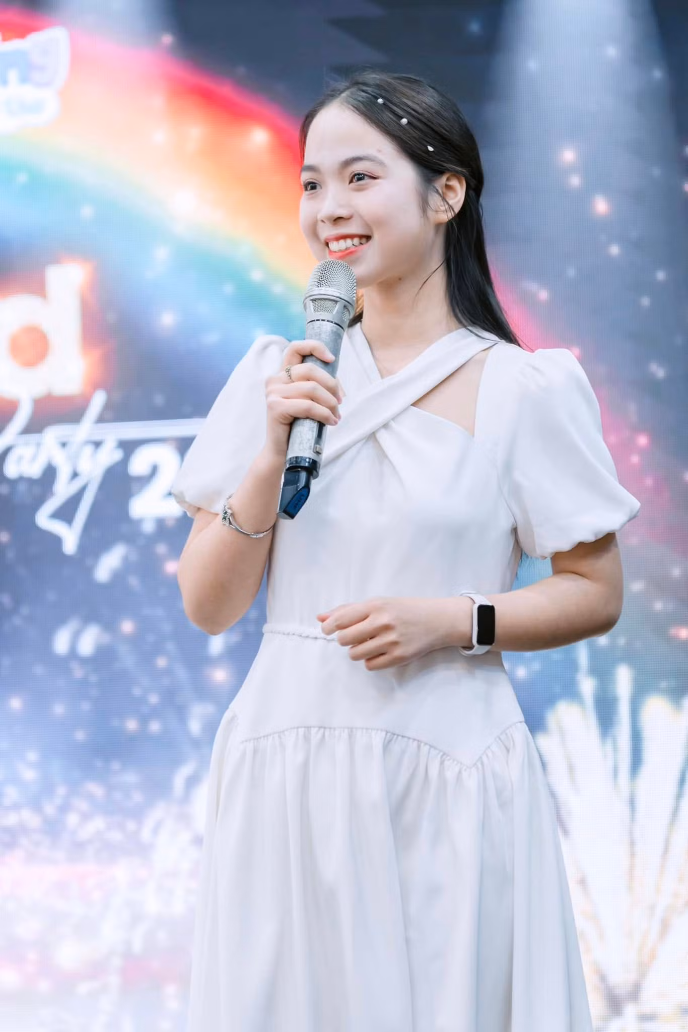 Hồng Hoa tự tin làm chủ sân khấu tại các chương trình lớn nhỏ. Hồng Hoa tự tin làm chủ sân khấu tại các chương trình lớn nhỏ.