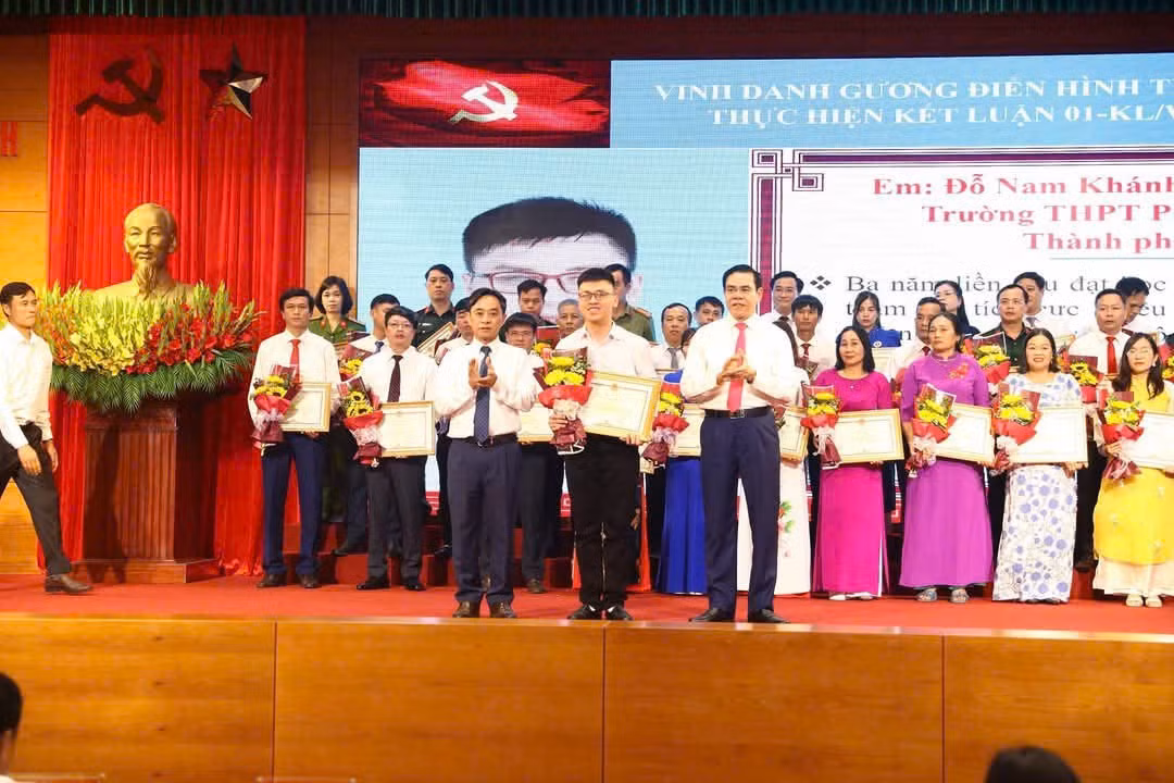 Khánh nhận bằng khen vinh danh.