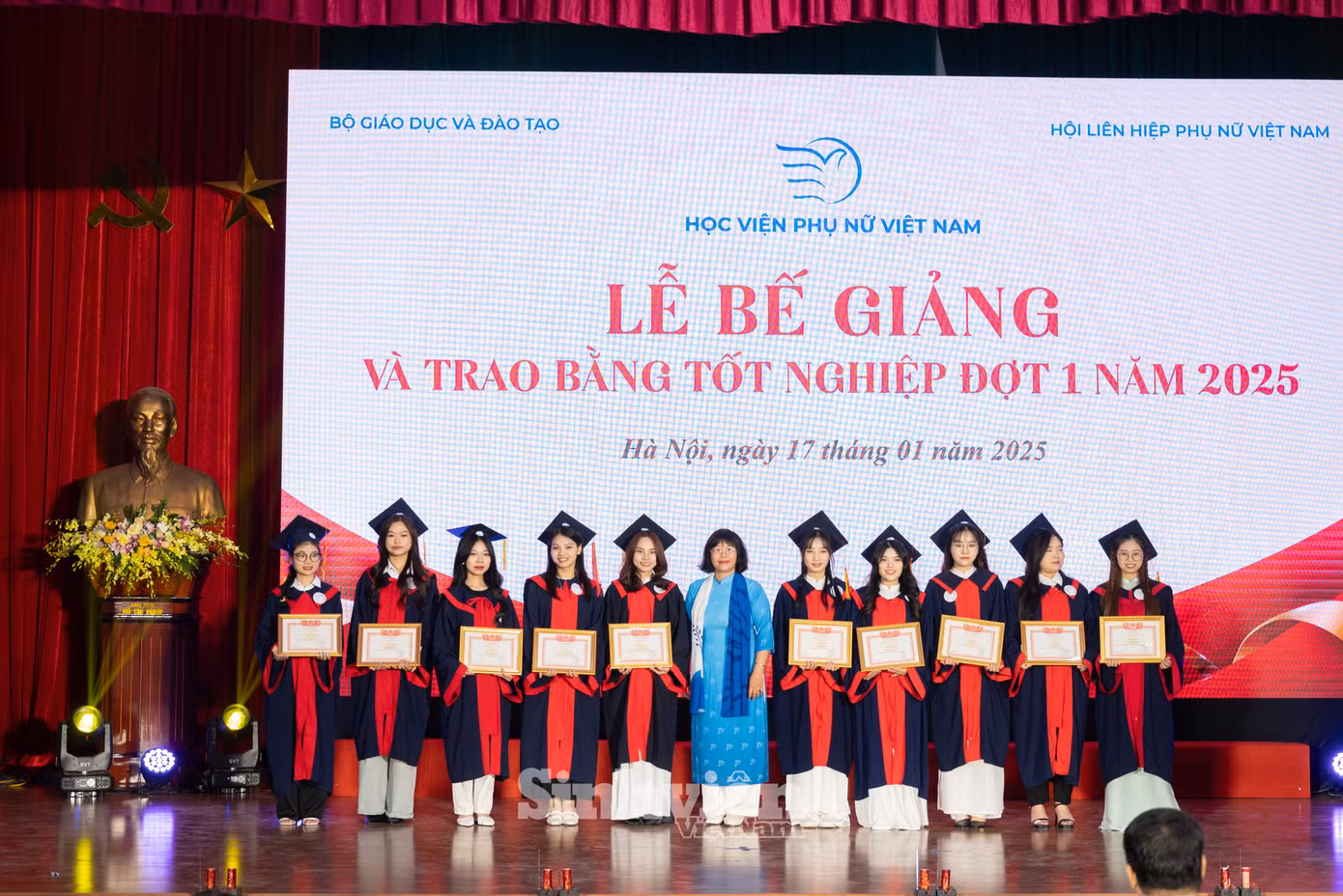 PGS.TS Dương Kim Anh - Phó Giám đốc Học viện và ThS Hà Thị Thanh Vân khen thưởng các sinh viên có thành tích xuất sắc trong công tác Đoàn, cán bộ lớp tiêu biểu.