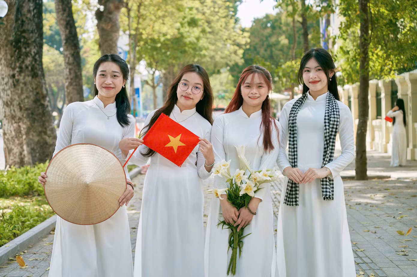 Tà áo dài trắng dịu dàng, lời tri ân sâu sắc của người trẻ nhân kỷ niệm 50 năm Ngày Giải phóng miền Nam thống nhất đất nước.
