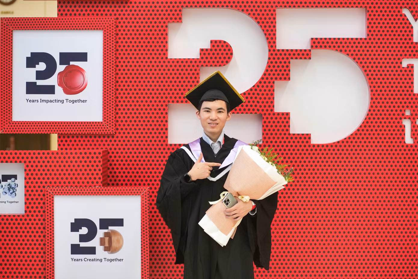 Hà Viết Tỉnh trong ngày nhận bằng cử nhân Kinh doanh, Đại học RMIT Việt Nam.