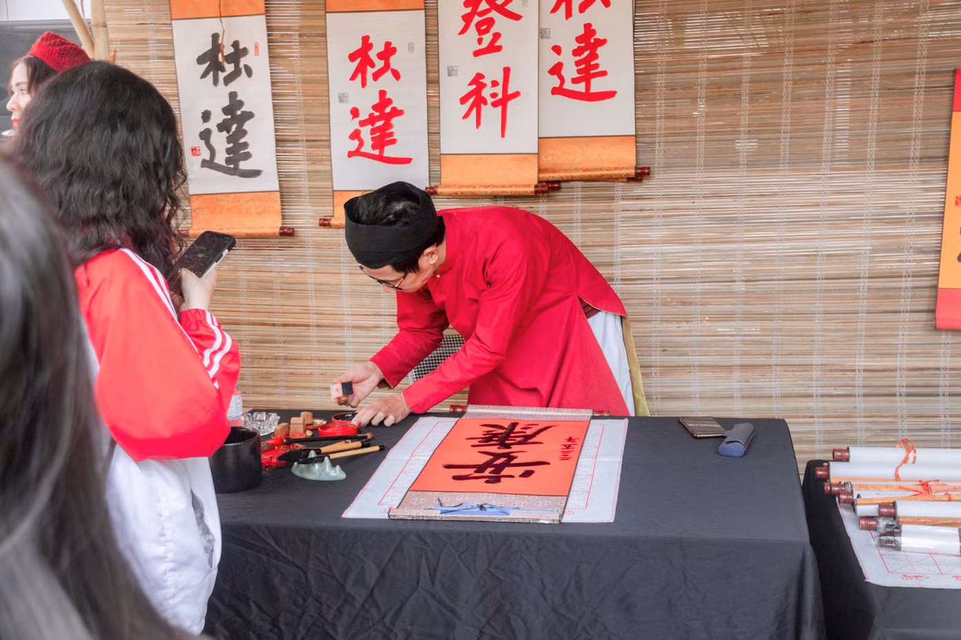 Hoạt động viết thư pháp tại chương trình. Hoạt động viết thư pháp tại chương trình.