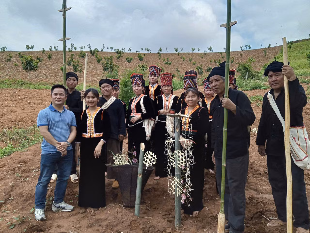 Nghi lễ cầu mùa truyền thống của dân tộc Khơ Mú, thể hiện lòng biết ơn đất trời và mong ước cho mùa màng bội thu. Nghi lễ cầu mùa truyền thống của dân tộc Khơ Mú, thể hiện lòng biết ơn đất trời và mong ước cho mùa màng bội thu.