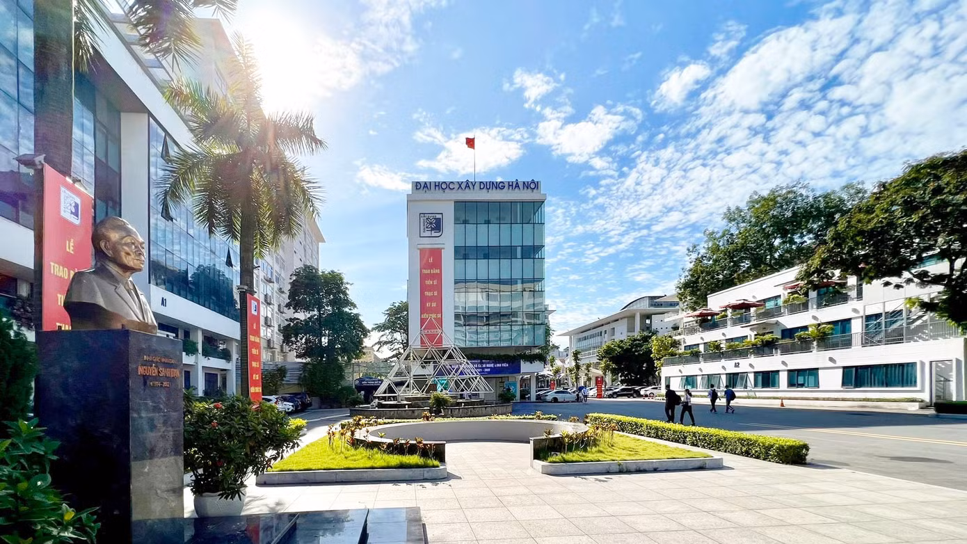 Trường Đại học Xây dựng Hà Nội đầu tư phòng thí nghiệm, xưởng thực hành, thư viện và khuôn viên xanh rộng lớn, tạo điều kiện thuận lợi cho sinh viên học tập và nghiên cứu.