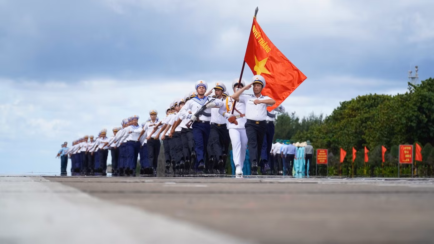 Lá cờ “Quyết thắng” tung bay giữa Trường Sa – khẳng định ý chí và niềm tin vững vàng của những chiến sĩ biển (Ảnh: Hồ Hiền - Báo Thanh Niên)