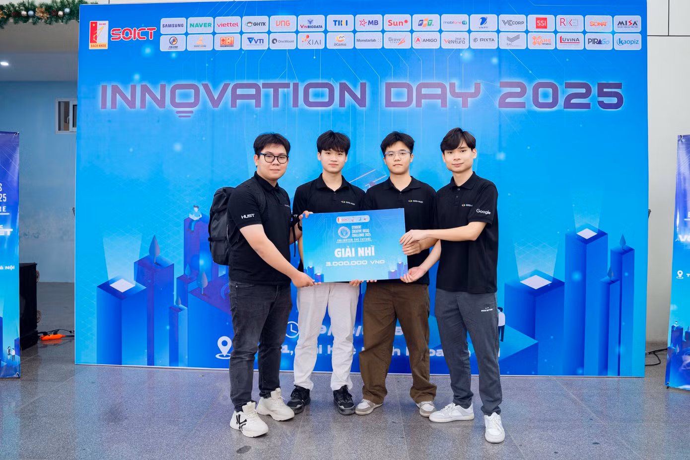 Đức Trí cùng đội TechLex nhận giải Nhì tại SOICT Student Creative Ideas Challenge 2025.