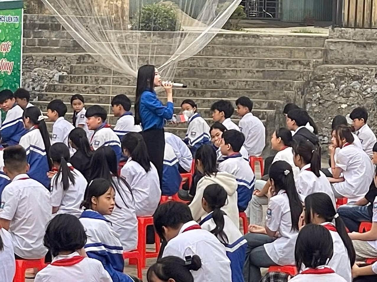 Thùy Linh có nhiều hoạt động giáo dục tình nguyện tại các trường học.