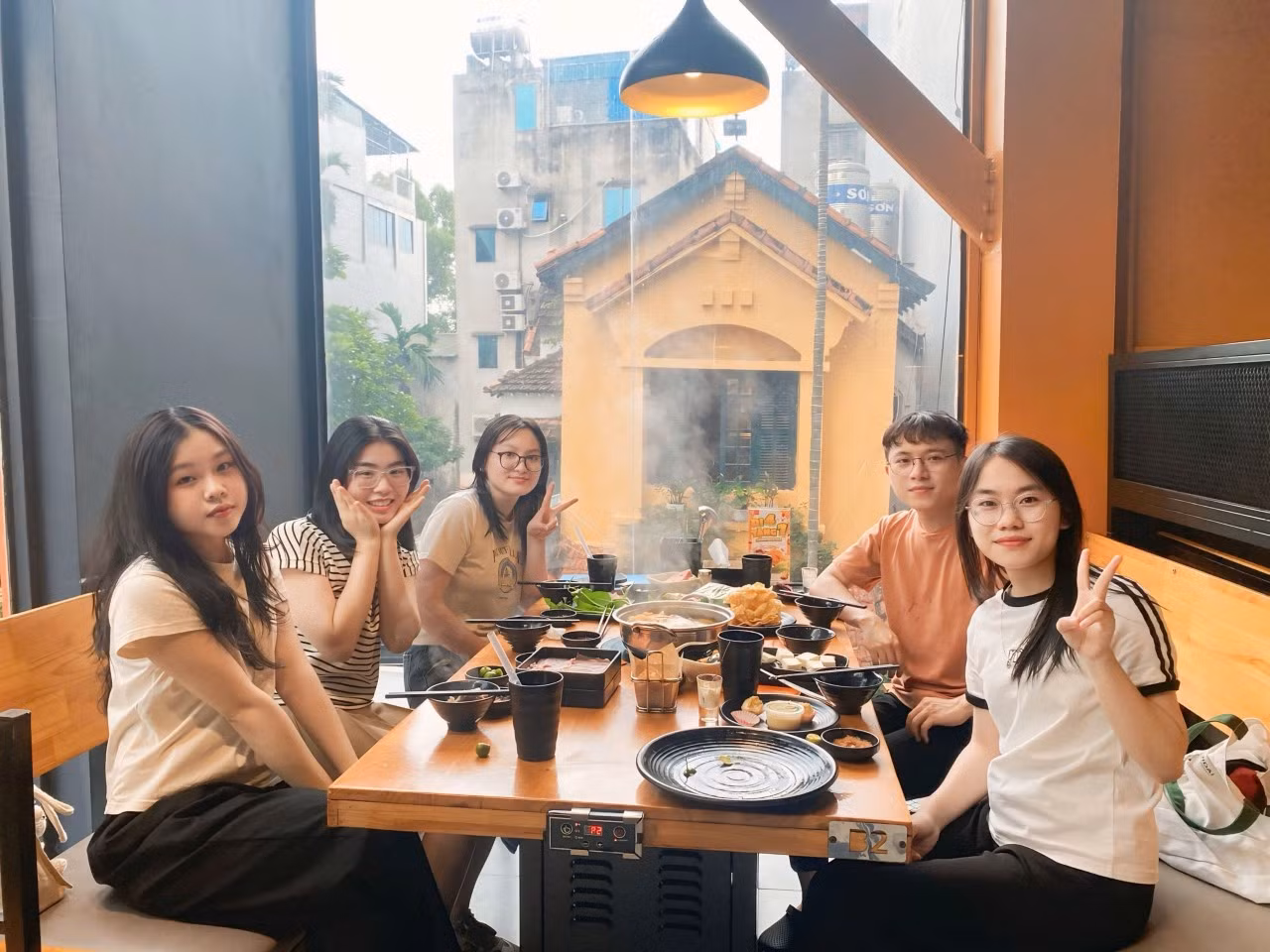 Sang truyền cảm hứng học Tiếng Anh cho nhiều bạn trẻ ở các trường đại học khác nhau.