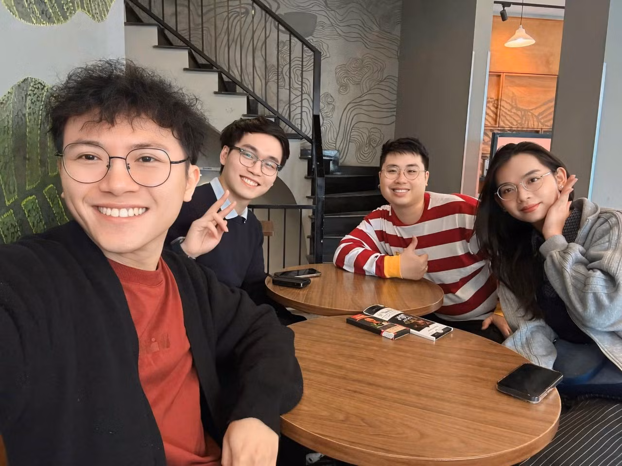 Trong khoảnh khắc chông chênh, Sang luôn nhận được lời động viên từ bạn bè khiến anh thêm tự tin.